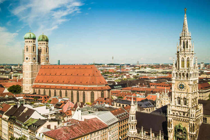 Superwerbung für Chemnitz in München: Ein Rentnerpaar brachte einer Gruppe von Koreanern 23.315 Euro zurück.
