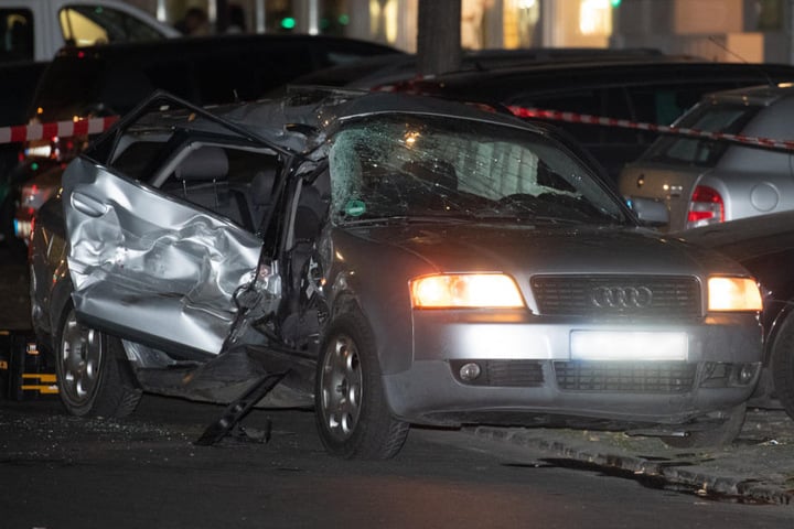 Das stark beschädigte Fuchtauto steht am Straßenrand.