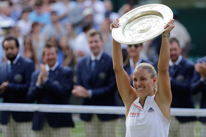 Da ist das Ding! Angelique Kerber jubelt nach dem Sieg in Wimbledon.