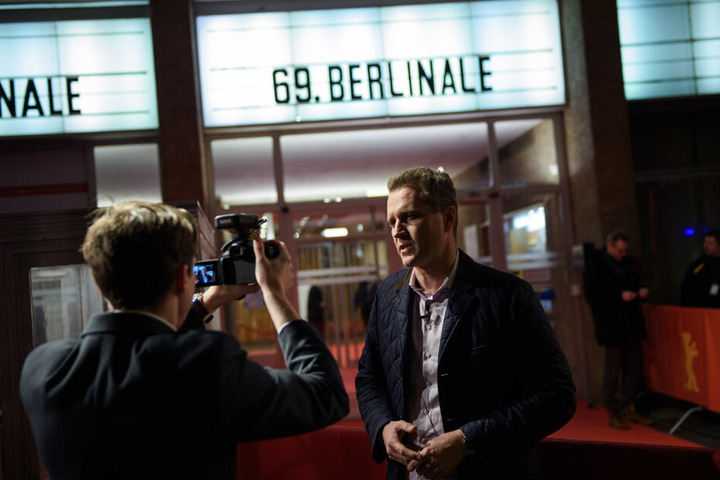 Petr Bystron (AfD), Bundestagsabgeordneter, steht vor dem Kino International im Rahmen der Premiere des Films "Who do you think I am".