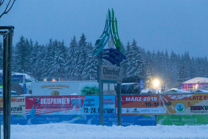 In Oberhof sorgen die Schneemassen für viel Arbeit vor dem Weltcup-Start.