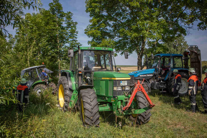 Die Feuerwehr musste Traktor mit weiteren Maschinen aus dem Wasser ziehen.