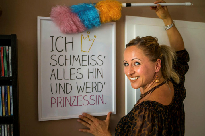 Den Spruch auf ihrem Wohnzimmerbild hat sich die 40-Jährige nicht zu sehr zu Herzen genommen. Nach rund vier Monaten kehrt sie ins Radio zurück.