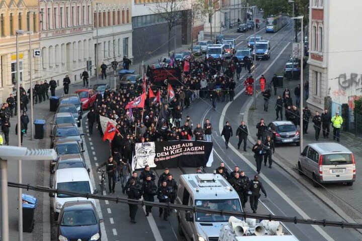 Etwa 300 Menschen zogen am Sonntag unter dem Motto "Gegen Neonazi-Strukturen im Leipziger Osten" durch die Stadtteile Volkmarsdorf und Neustadt-Neuschönefeld.