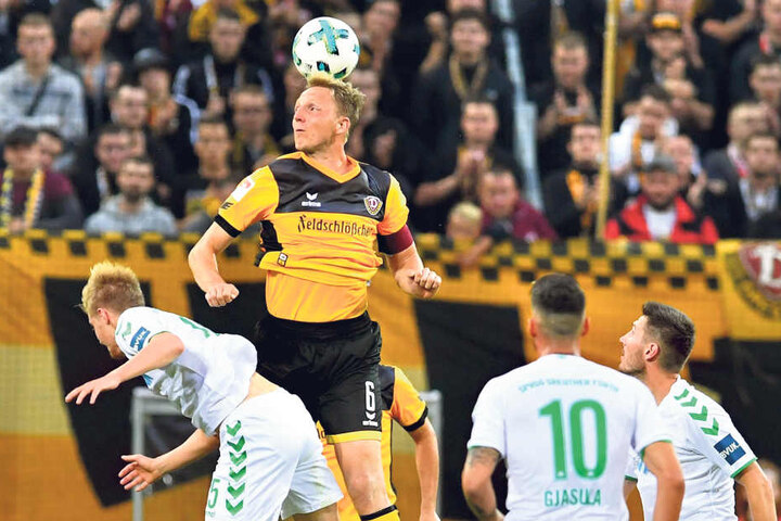 Marco Hartmann (Nummer 6) steht förmlich in der Luft und gewinnt dieses
Kopfballduell mit Fürths späterem
Torschützen Philipp Hofmann deutlich.
