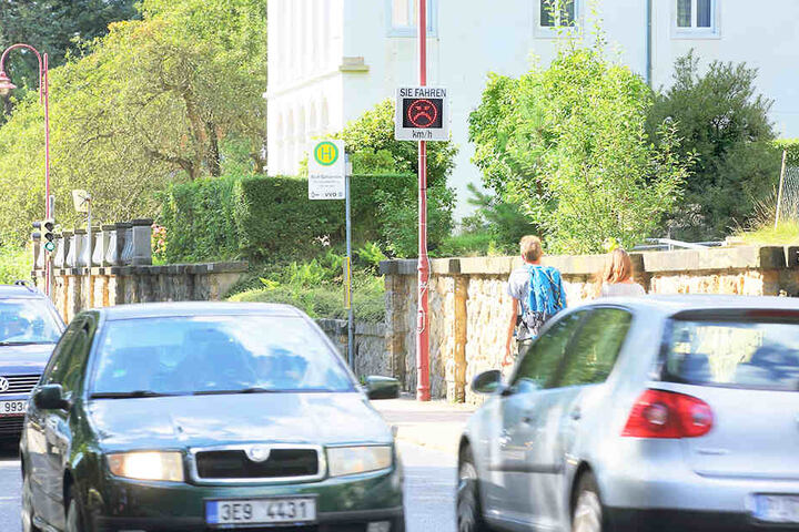 Nein, dieser Smiley lacht (fast) nie. Da müsste man schon 30 km/h
unterbieten, was bei erlaubten 50 eher selten geschieht.