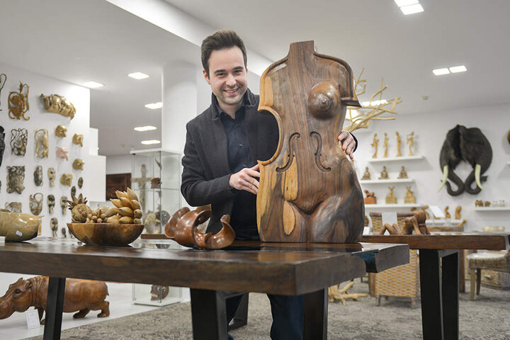 "Mir gefällt die Schlichtheit!" Yevgeniy Urikh (29) mit seinem Lieblingsstück, einer Cello-Figur aus Palisanderholz (850 Euro).