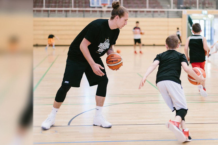 Trainieren mit dem Niners-Ass! Malte Ziegenhagen (l.) bringt den Kindern das ABC des Basketballs bei - auch die Ballführung beim Dribbling.