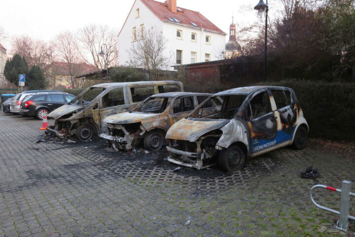 Drei Autos sind komplett ausgebrannt.