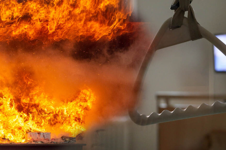 Das Feuer brach in einem Altenheim aus. (Symbolbild/Fotomontage)