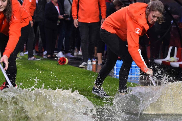 Aufgrund sintflutartiger Regenfälle musste das Fußball-Spiel Deutschland-Dänemark verschoben werden. Die Partie der Frauen wird am Sonntag nachgeholt. Deshalb verschiebt sich der Übertragungsbeginn des Fernsehgartens.