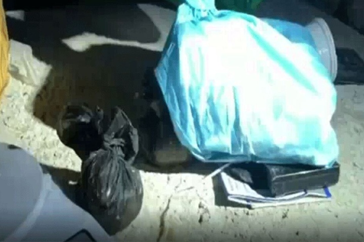 Im Grab waren 1,1 Kilogramm Kokain versteckt.