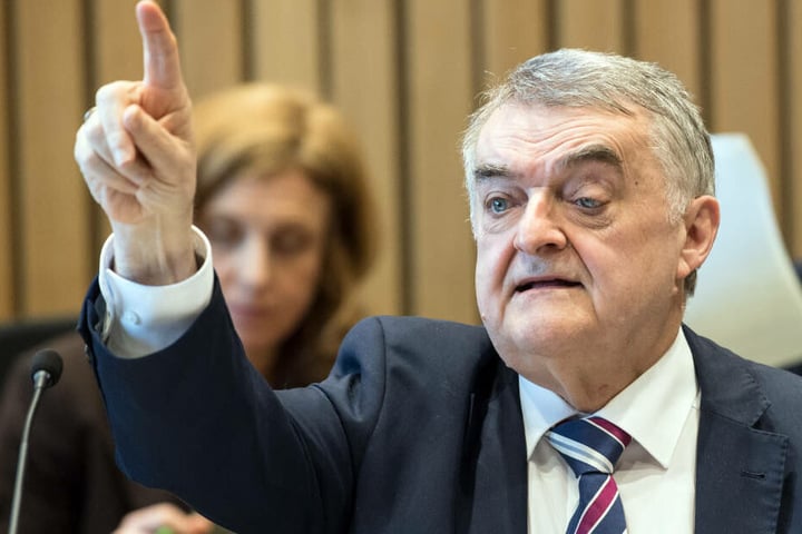 Herbert Reul vor dem Innenausschuss des Landtags, der sich mit den Vorfällen in Lügde befasst: Der NRW-Innenminister will nun eine spezielle Arbeitsgruppe einrichten.