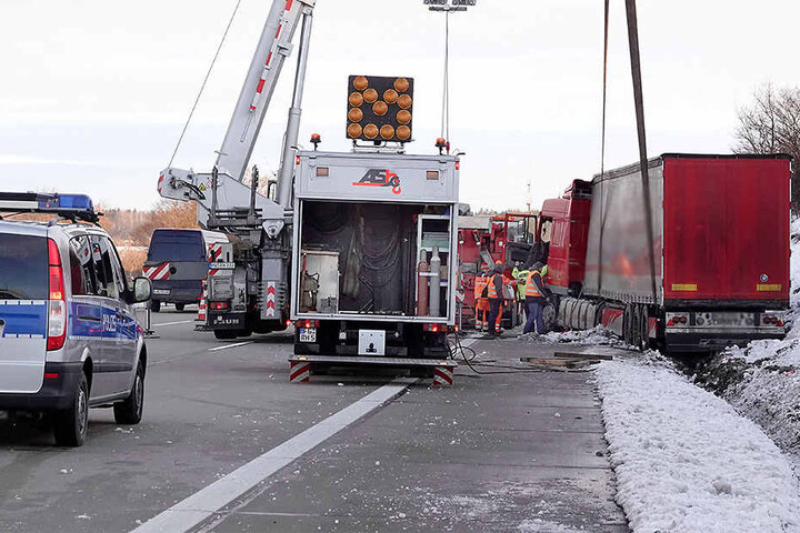 Der Lkw rutschte in den Graben.