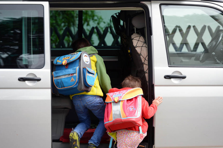 Viele Eltern fahren ihre Kinder mit dem Auto zur Schule (Symbolfoto).