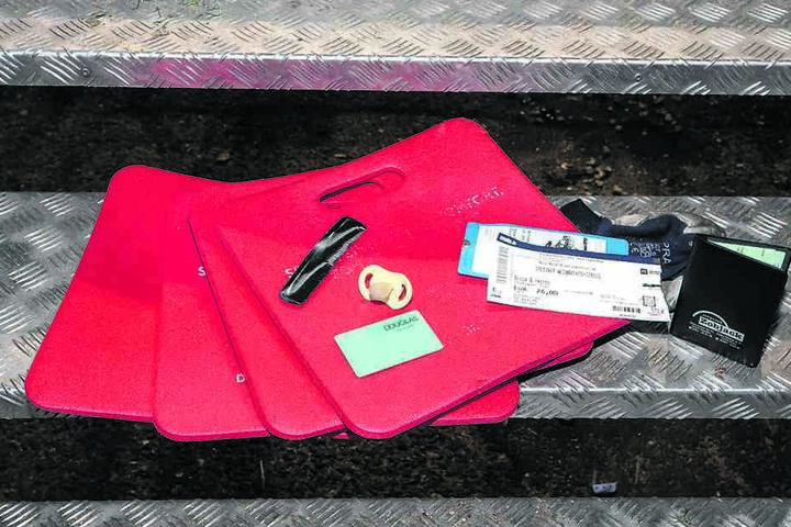 Sitzkissen, Schnuller, Kamm, Douglas-Card, Tickets, Kfz-Zulassung - das ist nur ein Bruchteil der Ausbeute, die sich unter einem Sitzblock fand.