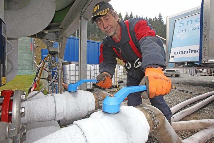 Die Schneeproduktion ist aufwändig, kostspielig und nicht sonderlich umweltfreundlich. Daher hat der VSC im März das Schneedepot angelegt.