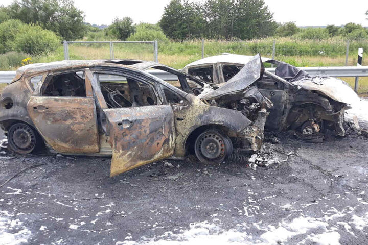 Die Autos brannten komplett aus.