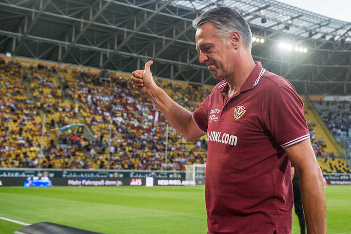 Daumen hoch! Von Trainer Uwe Neuhaus (58) gab es nicht nur für die Fans, sondern auch für Keeper Markus Schubert ein Sonderlob.