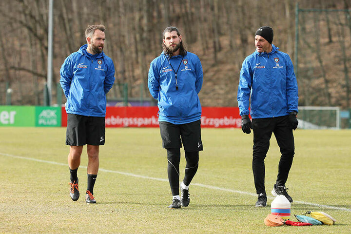 Max Urwantschky, Robin Lenk und Werner Schoupa (v.l.) leiteten am Dienstag das Training.