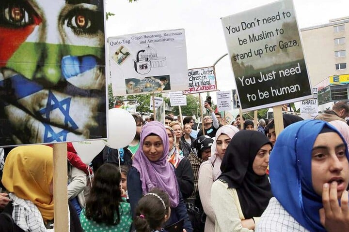 Menschen nehmen auf dem Kurfürstendamm an der Demonstration arabischer Gruppen zum Al-Kuds-Tag teil, der sich gegen die Existenz Israels richtet.
