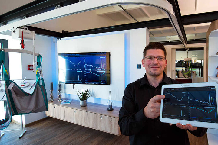 Marek Kretzschmar (45), Wissenschaftlicher Mitarbeiter, zeigt, wie verschiedene Energiewerte in Verbindung mit Smart Home auf einem Tablet ausgewertet werden können.