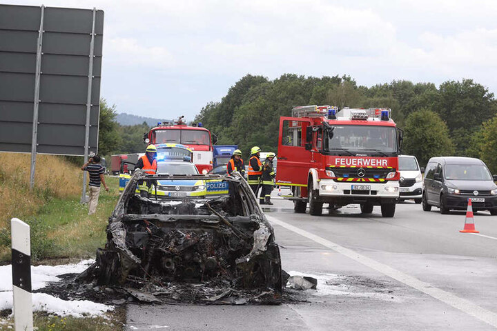 Das Autowrack steht noch immer am Straßenrand, völlig ausgebrannt