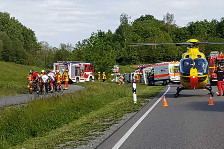 Der schwere Unfall sorgt für ein Großaufgebot an Rettungskräften.