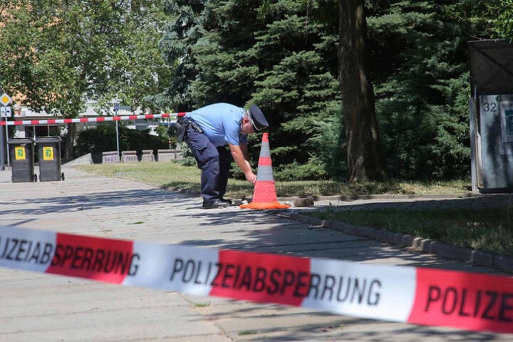 Die POlizei ist vor Ort, auch der Kampfmittelbeseitigungsdienst wurde angefordert.