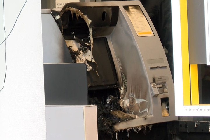 Der völlig demolierte Automat geriet in Brand. Geld erbeuteten die Täter aber offenbar keines.