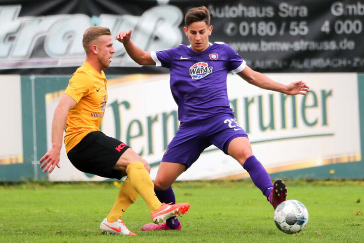 Nicolas Sessa (r., vor dem Auerbacher Alexander Morosow am Ball) hatte in Aue bisher keine guten Karten, will aber bleiben und sich durchbeißen.