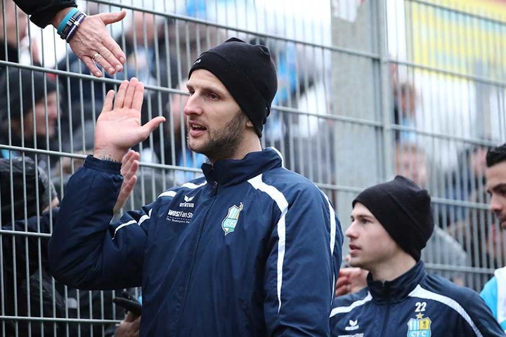 Dejan Bozic (l.) klatscht mit den CFC-Fans ab. Wenn der Torjäger funktioniert, gehen die Himmelblauen meist als Sieger vom Platz.