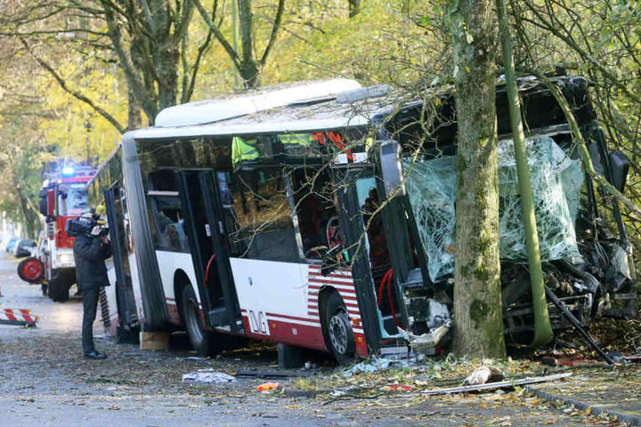 Bei dem Unglück wurden zehn Personen verletzt, der Fahrer schwebt in Lebensgefahr.