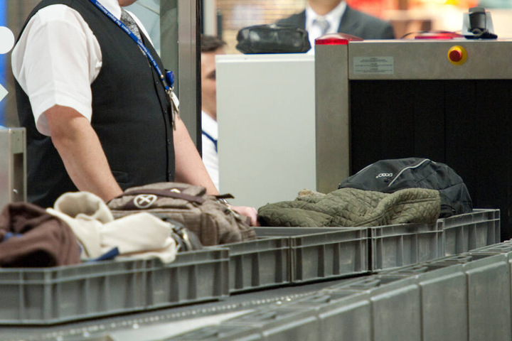 Gepäckkontrolle an einem Flughafen.
