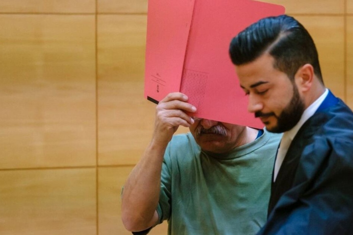 Nun steht der 53-jährige Iraker (l.) vor Gericht.
