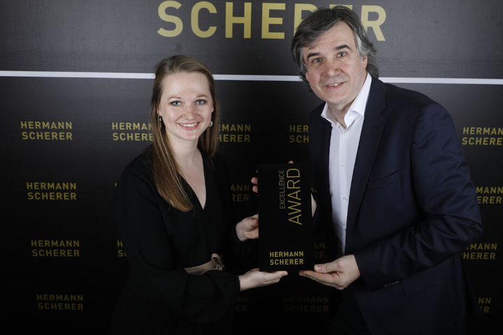 Hermann Scherer überreicht Sarah Braun den "Speaker Excellence Award".