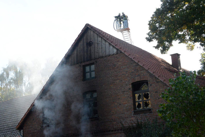 Auch von oberhalb des Hauses musste der Brand bekämpft werden.