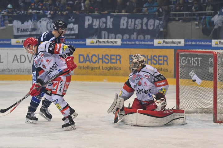 Nach dem 0:3 mit drei Gegentreffern binnen neun Minuten wurde Eispiraten-Goalie Brett Kilar vom Eis genommen.