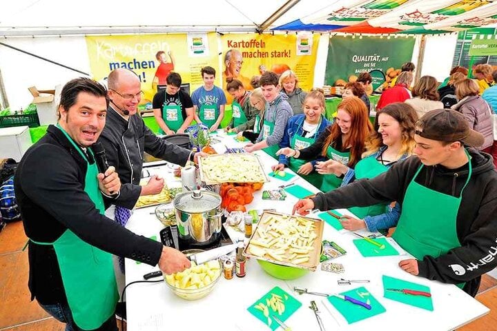Moderator Stefan Gärtner (42) und Koch Stefan Hoffmann (44) kochen gemeinsam mit Schülern aus der Oberschule Reichenbrand.