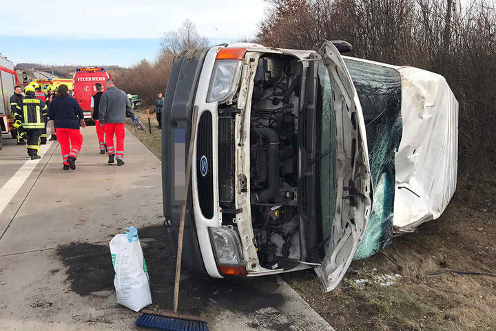 Der Bus des Hartmannsdorfer Sportvereins landete auf der Seite.