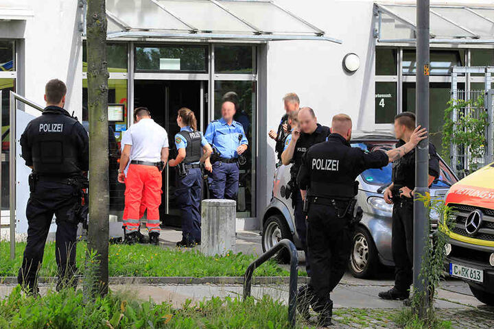 Schwer bewaffnete Polizisten und zwei Krankenwagen waren in der Pizzeria im Einsatz.