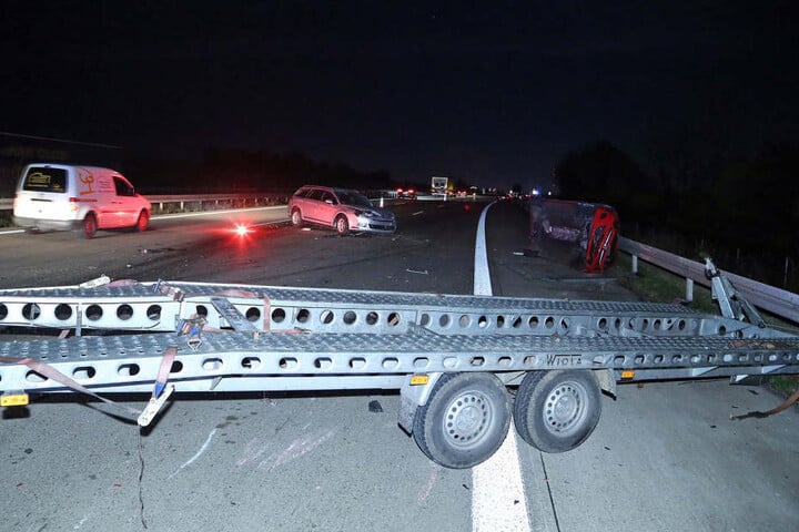 Der Crash löste eine wahre Kettenreaktion aus, bei der mehrere Autos quer über die Autobahn verteilt zum Stehen kamen.