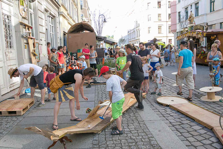 Auf selbstgebauten Minigolfbahnen kann man auf der Hechtstraße spielen.