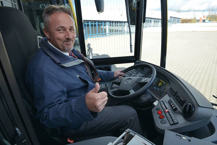 Heiko Wolf (55) fuhr schon eine Proberunde in einem der neuen Busse.