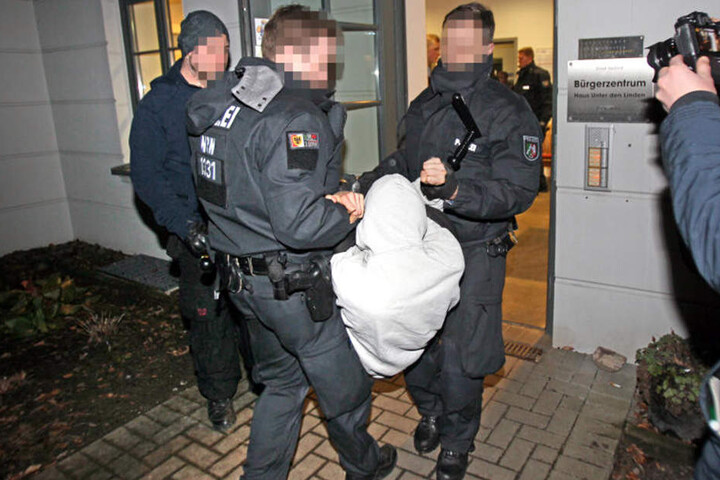 Die Festgenommenen wehrten sich massiv.