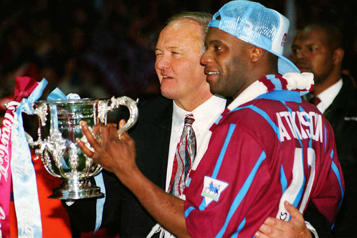 In den 90er Jahren kickte er unter anderem für den englischen Club Aston Villa in der Premier League.