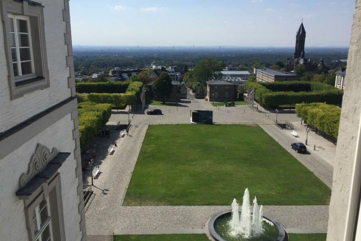 Das Bensberger Schloss bietet einen herrlichen Ausblick auf das benachbarte Köln - inklusive Domblick.
