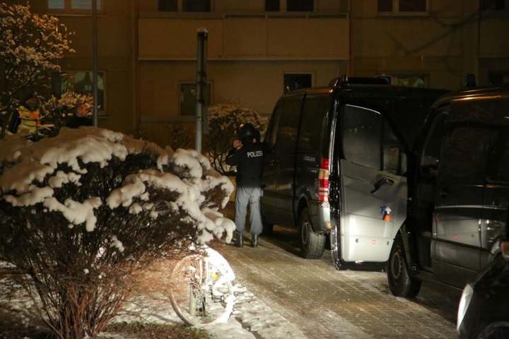 Mehrere Hundertschaften stürmen seit 6 Uhr am Mittwochmorgen Wohnungen in Dresden und Umgebung.