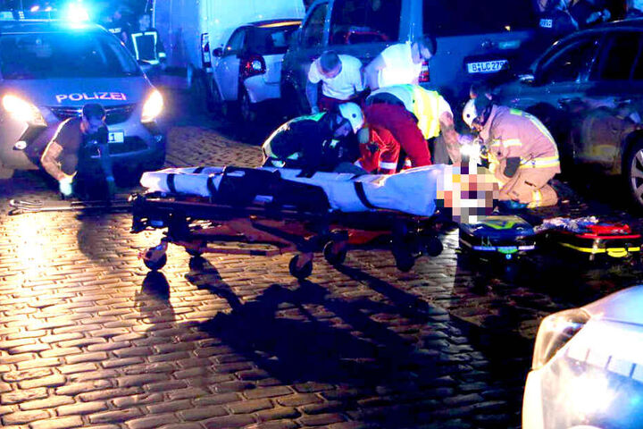 Der ältere Mann soll vor Ort in Lebensgefahr geschwebt haben.