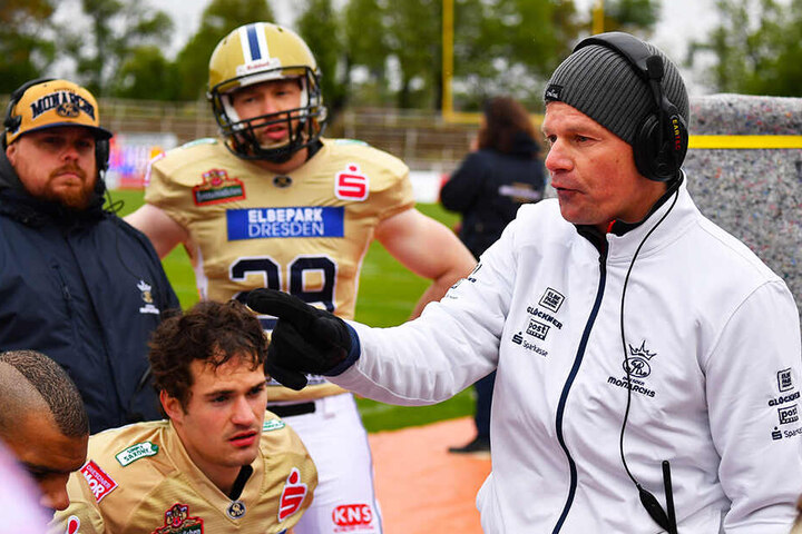 Auf Coach Ulrich Däuber (r.) und seine Dresden Monarchs wartet mit den Hildesheim Invaders eine schwere Auswärtshürde.